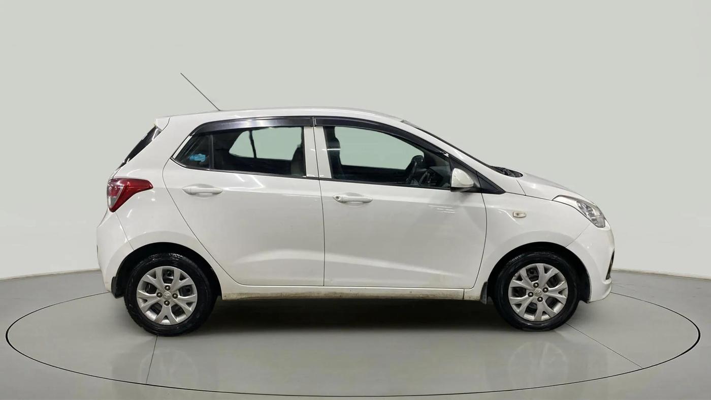 2016 Hyundai Grand i10 MAGNA 1.1 CRDI, Diesel, Manual, 33,372 km, Right Side View