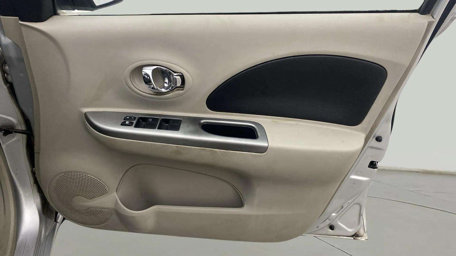 Driver-side-door-panel-control-39