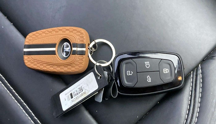 2024 Tata PUNCH ACCOMPLISHED MT, Petrol, Manual, 11,328 km, Key Close Up