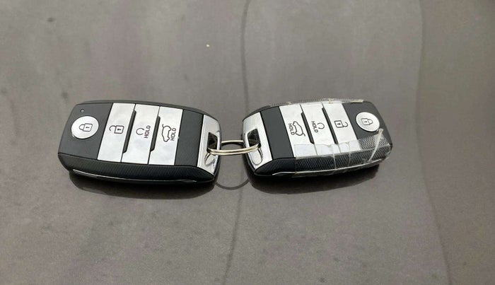2023 KIA CARENS LUXURY PLUS 1.5 TURBO PETROL DCT 7 STR, Petrol, Automatic, 56,891 km, Key Close Up