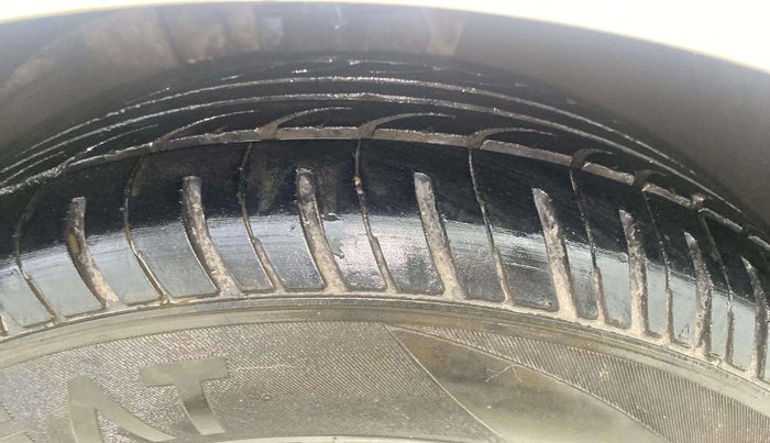 2012 Volkswagen Vento TRENDLINE 1.6, Petrol, Manual, 67,801 km, Right Front Tyre Tread