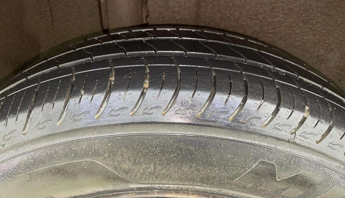 2015 Maruti Ertiga VXI CNG, CNG, Manual, 41,659 km, Right Rear Tyre Tread