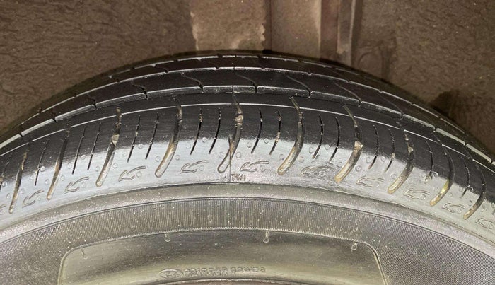 2015 Maruti Ertiga VXI CNG, CNG, Manual, 41,659 km, Left Rear Tyre Tread