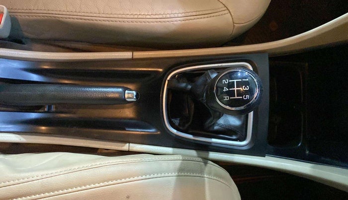 2016 Maruti Ciaz ZXI+, Petrol, Manual, 71,955 km, Gear Lever