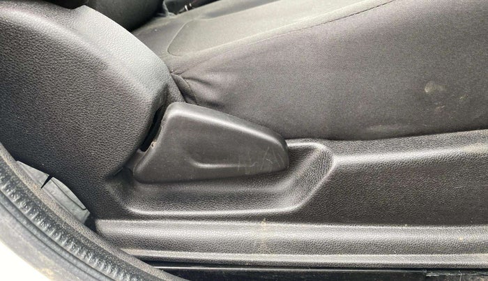 2022 Renault Kwid RXT 1.0, Petrol, Manual, 36,117 km, Driver Side Adjustment Panel