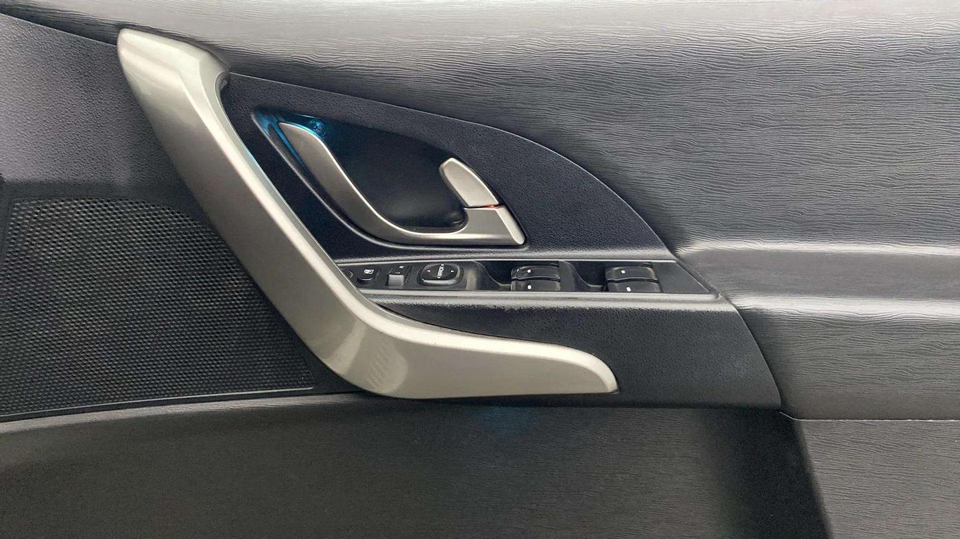 2020 Mahindra XUV500 W7, Diesel, Manual, 76,040 km, Driver Side Door Panels Control