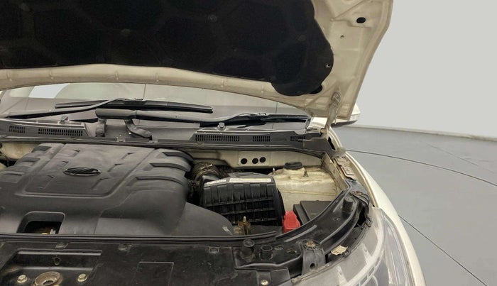 2020 Mahindra XUV500 W7, Diesel, Manual, 76,040 km, Engine View - Left