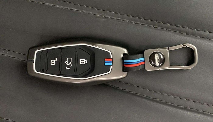 2020 Mahindra XUV500 W7, Diesel, Manual, 76,040 km, Key Close Up