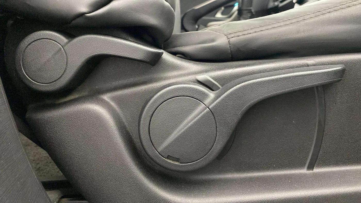 2020 Mahindra XUV500 W7, Diesel, Manual, 76,040 km, Driver Side Adjustment Panel