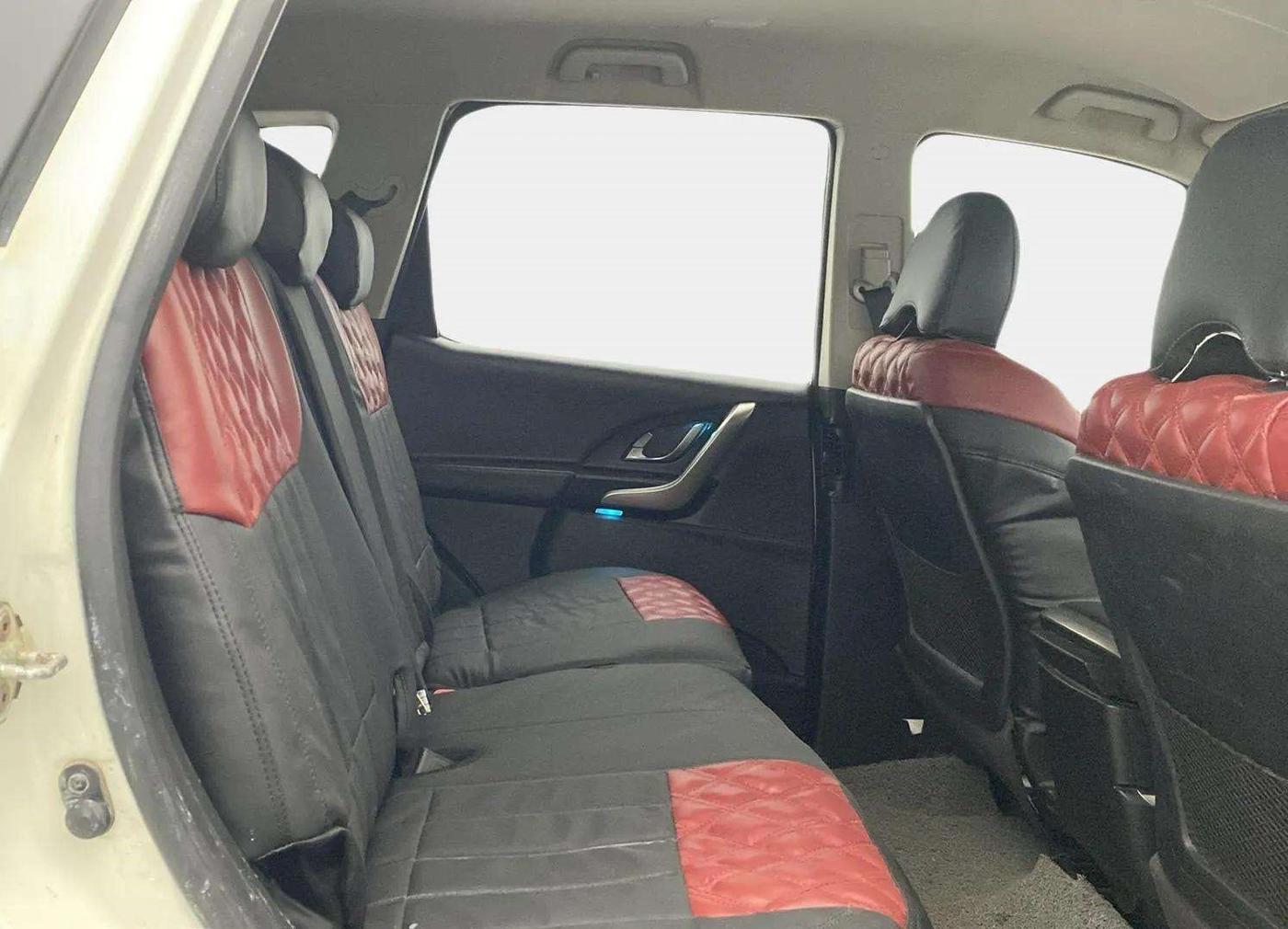 2020 Mahindra XUV500 W7, Diesel, Manual, 76,040 km, Right Side Rear Door Cabin