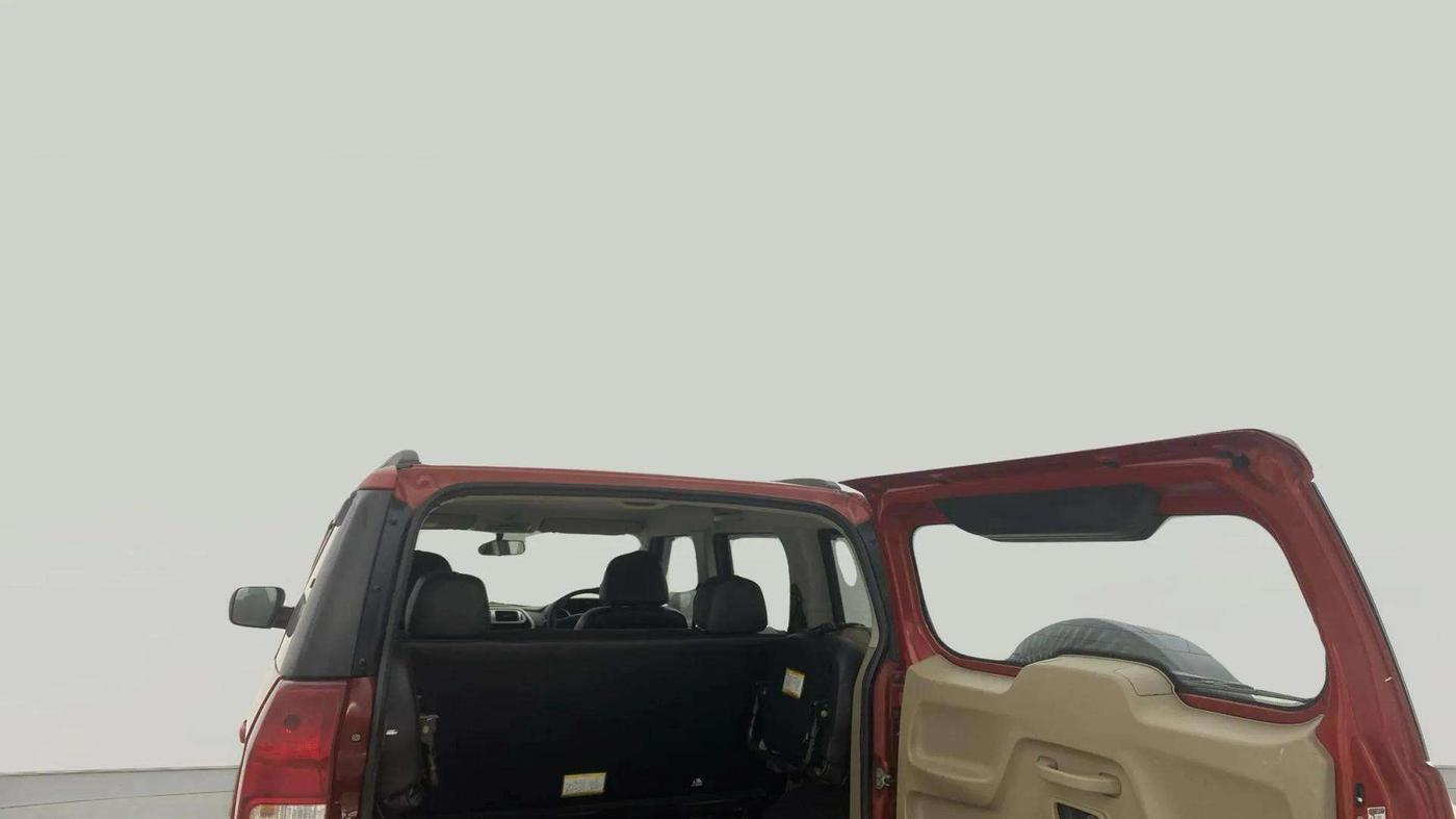 2018 Mahindra TUV300 T10, Diesel, Manual, 70,746 km, Boot Open Zoomed View