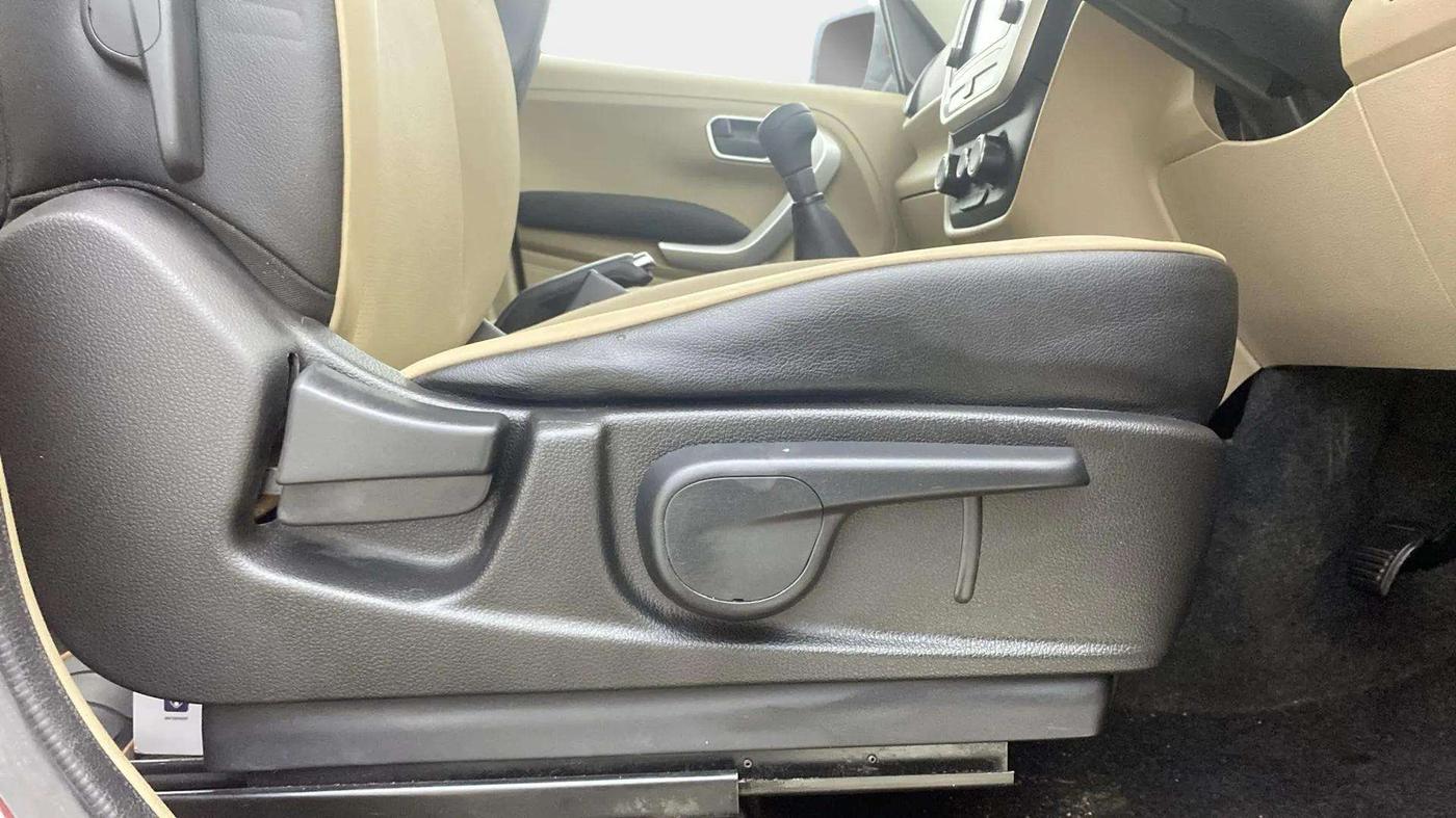 2018 Mahindra TUV300 T10, Diesel, Manual, 70,746 km, Driver Side Adjustment Panel