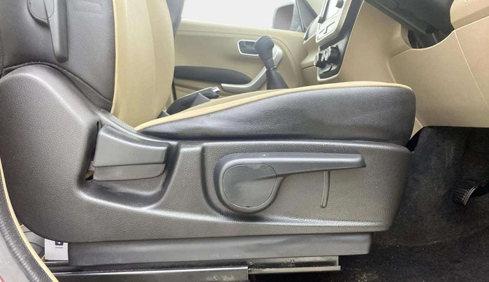 2018 Mahindra TUV300 T10, Diesel, Manual, 71,839 km, Driver Side Adjustment Panel