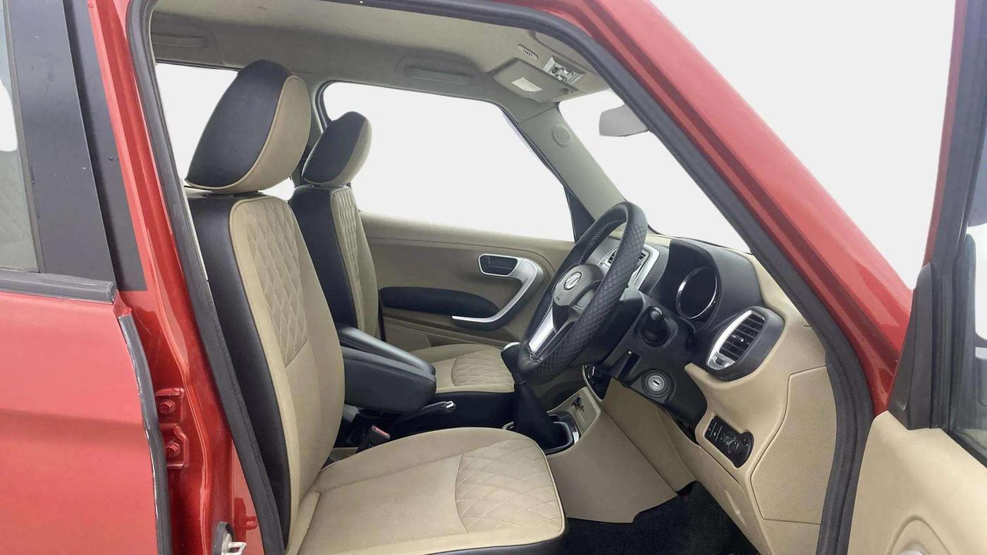 2018 Mahindra TUV300 T10, Diesel, Manual, 70,746 km, Right Side Front Door Cabin