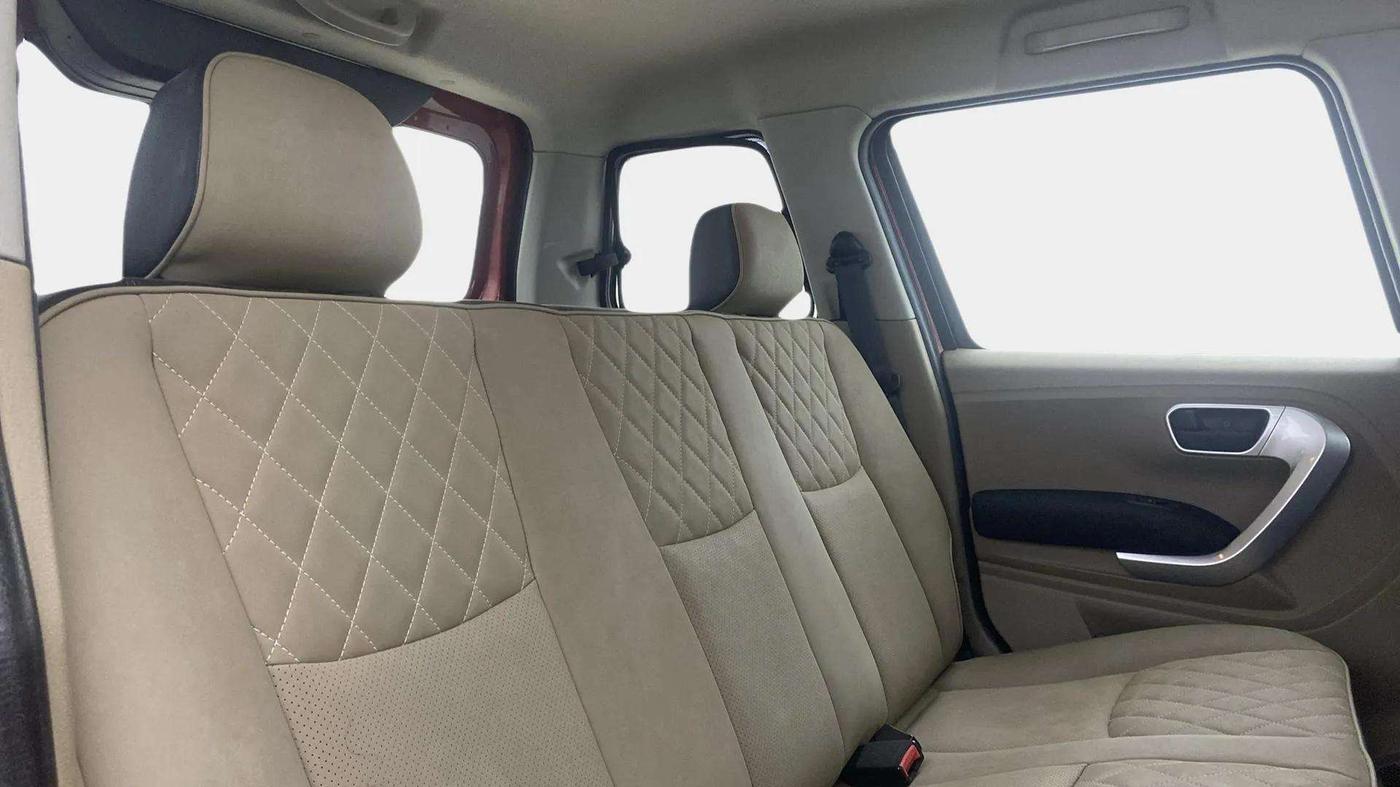 2018 Mahindra TUV300 T10, Diesel, Manual, 70,746 km, Right Side Rear Door Cabin
