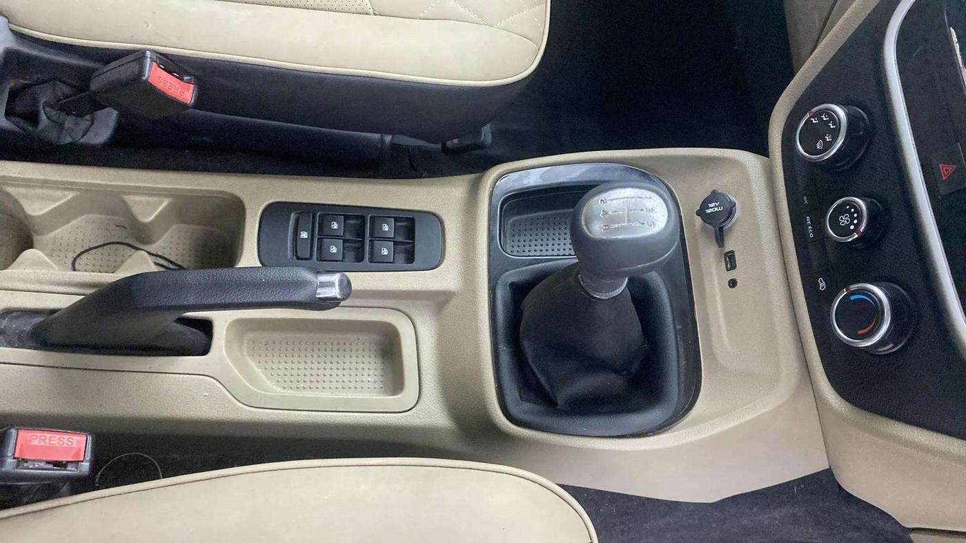 2018 Mahindra TUV300 T10, Diesel, Manual, 70,746 km, Gear Lever