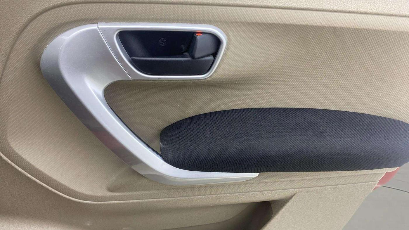 2018 Mahindra TUV300 T10, Diesel, Manual, 70,746 km, Driver Side Door Panels Control