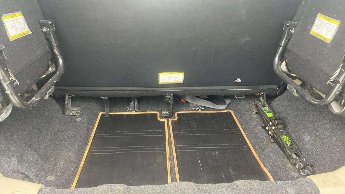 2018 Mahindra TUV300 T10, Diesel, Manual, 70,746 km, Boot Inside