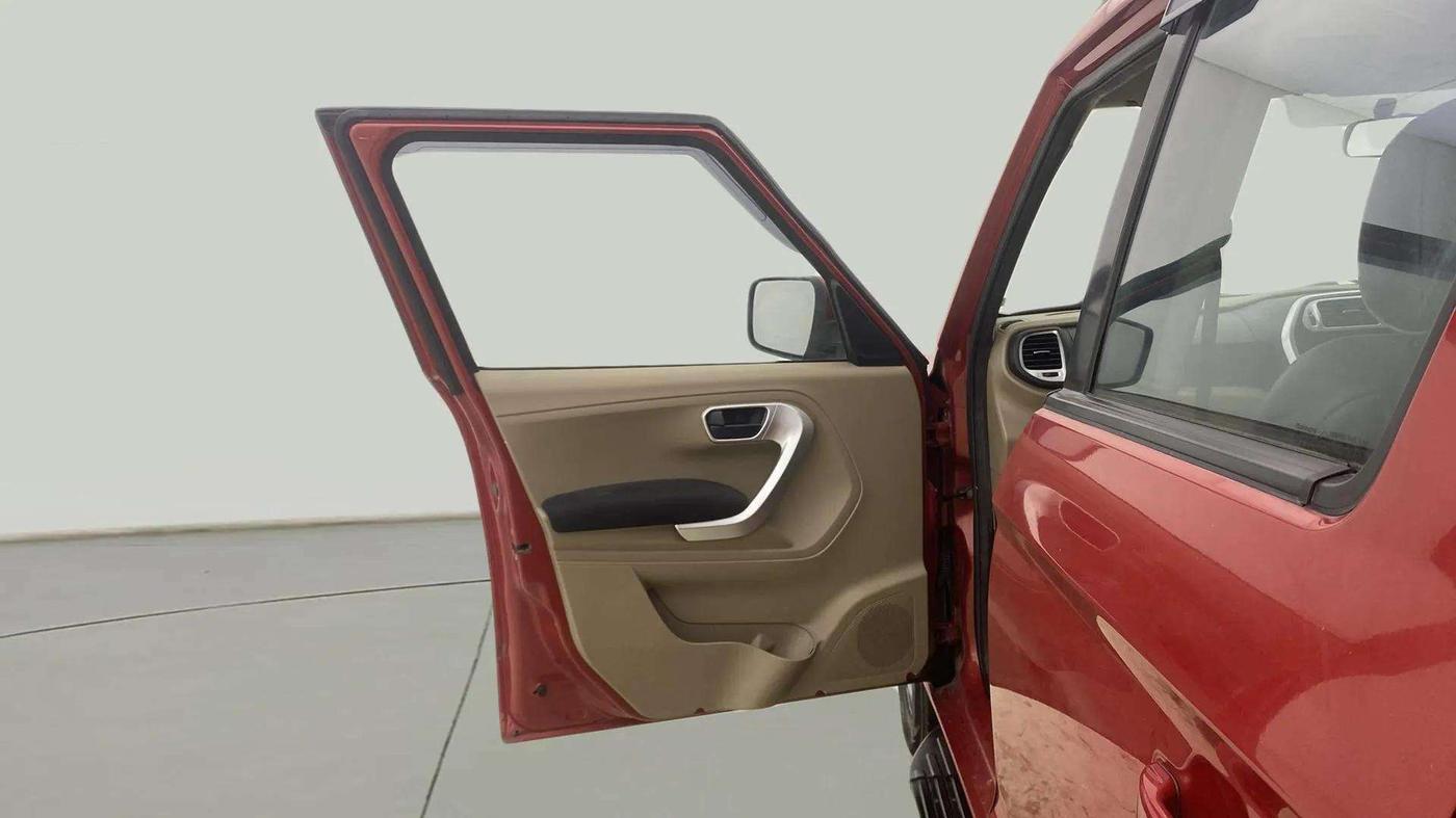 2018 Mahindra TUV300 T10, Diesel, Manual, 70,746 km, LHS Front Door