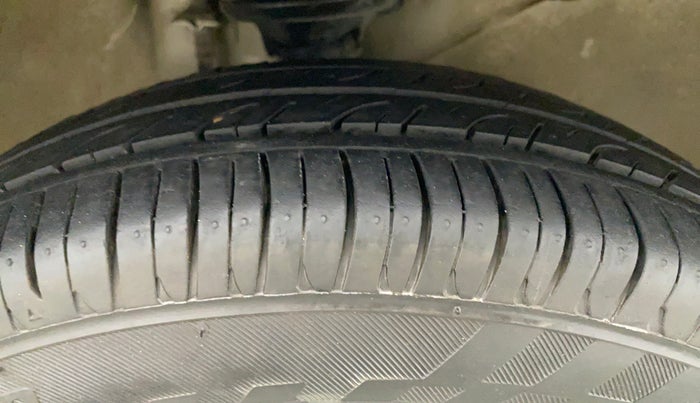 2011 Maruti Alto LXI, Petrol, Manual, 1,07,439 km, Right Front Tyre Tread