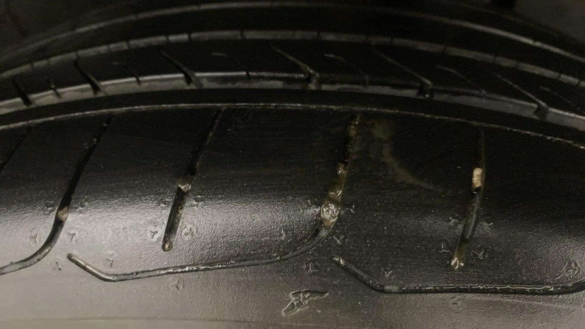 LHS-Rear-Tyre-Tread-21