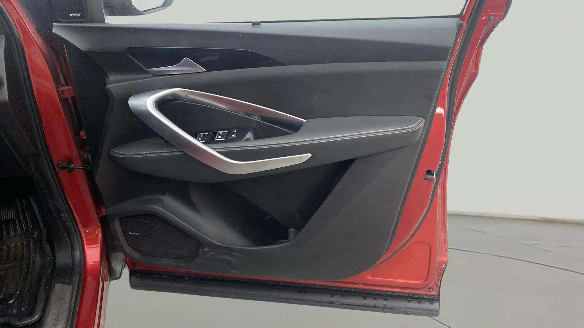 Driver-side-door-panel-control-39