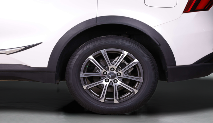 2023 Mahindra XUV700 AX 7 LUXURY P AT 7 STR, Petrol, Automatic, 18,082 km, Left Rear Wheel