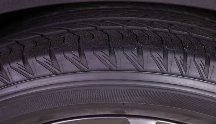 2023 Mahindra XUV700 AX 7 LUXURY P AT 7 STR, Petrol, Automatic, 18,082 km, Right Front Tyre Tread