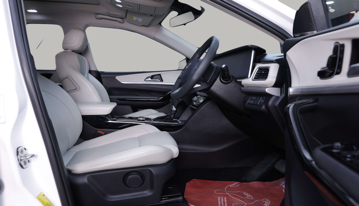 2023 Mahindra XUV700 AX 7 LUXURY P AT 7 STR, Petrol, Automatic, 18,082 km, Right Side Front Door Cabin
