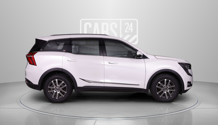 2023 Mahindra XUV700 AX 7 LUXURY P AT 7 STR, Petrol, Automatic, 18,082 km, Right Side View