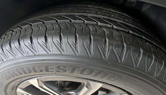 2023 Mahindra XUV700 AX 7 LUXURY P AT 7 STR, Petrol, Automatic, 18,082 km, Right Front Tyre Tread