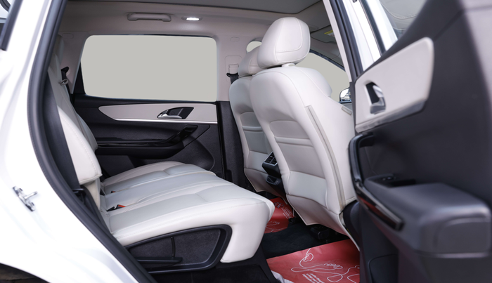 2023 Mahindra XUV700 AX 7 LUXURY P AT 7 STR, Petrol, Automatic, 18,082 km, Right Side Rear Door Cabin