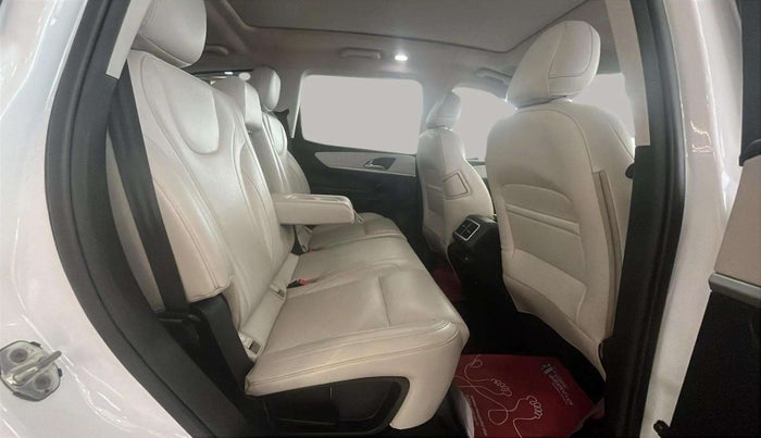 2023 Mahindra XUV700 AX 7 LUXURY P AT 7 STR, Petrol, Automatic, 18,082 km, Right Side Rear Door Cabin