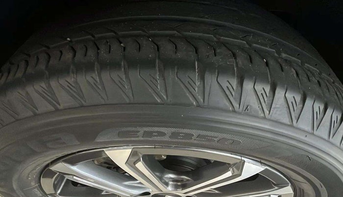 2023 Mahindra XUV700 AX 7 LUXURY P AT 7 STR, Petrol, Automatic, 18,082 km, Left Front Tyre Tread