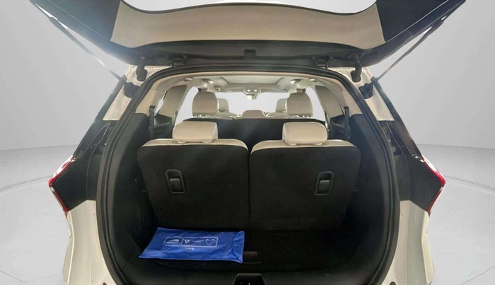 2023 Mahindra XUV700 AX 7 LUXURY P AT 7 STR, Petrol, Automatic, 18,082 km, Boot Inside