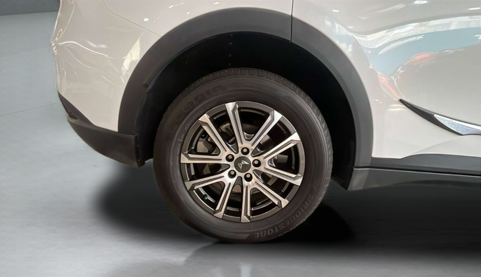 2023 Mahindra XUV700 AX 7 LUXURY P AT 7 STR, Petrol, Automatic, 18,082 km, Right Rear Wheel
