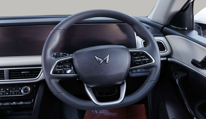 2023 Mahindra XUV700 AX 7 LUXURY P AT 7 STR, Petrol, Automatic, 18,082 km, Steering Wheel Close Up