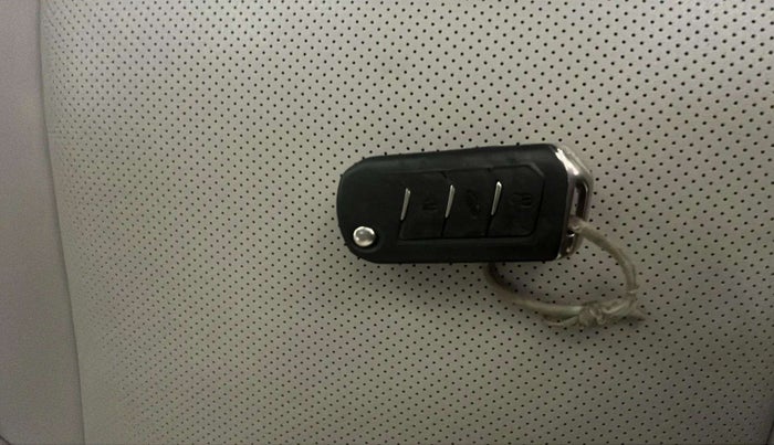 2023 Mahindra XUV700 AX 7 LUXURY P AT 7 STR, Petrol, Automatic, 18,082 km, Key Close Up