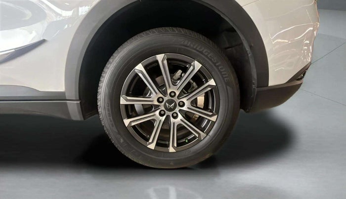 2023 Mahindra XUV700 AX 7 LUXURY P AT 7 STR, Petrol, Automatic, 18,082 km, Left Rear Wheel