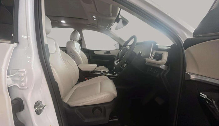 2023 Mahindra XUV700 AX 7 LUXURY P AT 7 STR, Petrol, Automatic, 18,082 km, Right Side Front Door Cabin