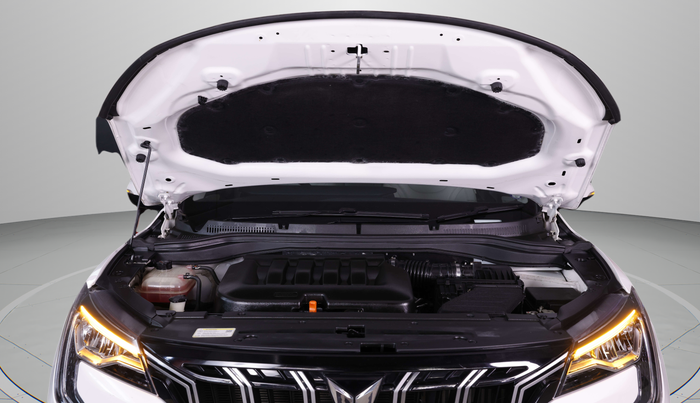 2023 Mahindra XUV700 AX 7 LUXURY P AT 7 STR, Petrol, Automatic, 18,082 km, Open Bonet