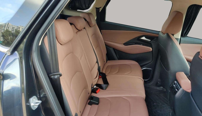 2023 MG HECTOR PLUS SAVVY PRO 1.5 TURBO CVT 7 STR, Petrol, Automatic, 39,096 km, Right Side Rear Door Cabin