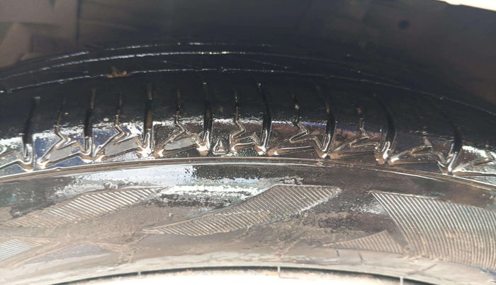 2017 Maruti Ciaz VDI+ SHVS, Diesel, Manual, 95,126 km, Left Front Tyre Tread