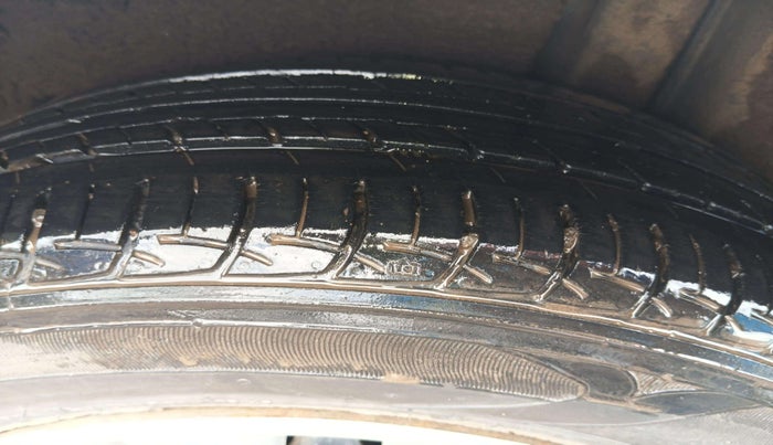 2017 Maruti Ciaz VDI+ SHVS, Diesel, Manual, 95,126 km, Left Rear Tyre Tread