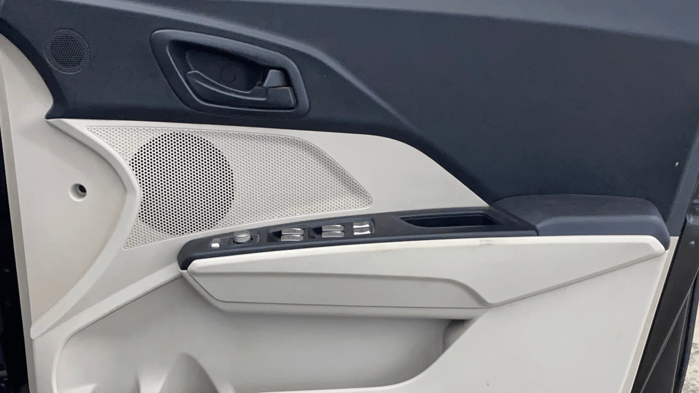 2019 Mahindra XUV300 W6 1.2 PETROL, Petrol, Manual, 67,763 km, Driver Side Door Panels Control
