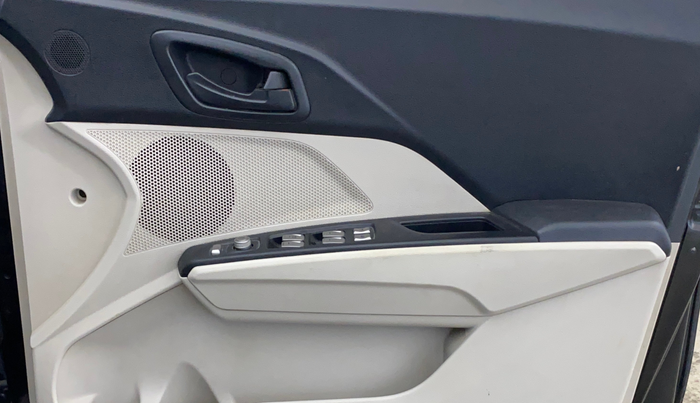 2019 Mahindra XUV300 W6 1.2 PETROL, Petrol, Manual, 67,763 km, Driver Side Door Panels Control