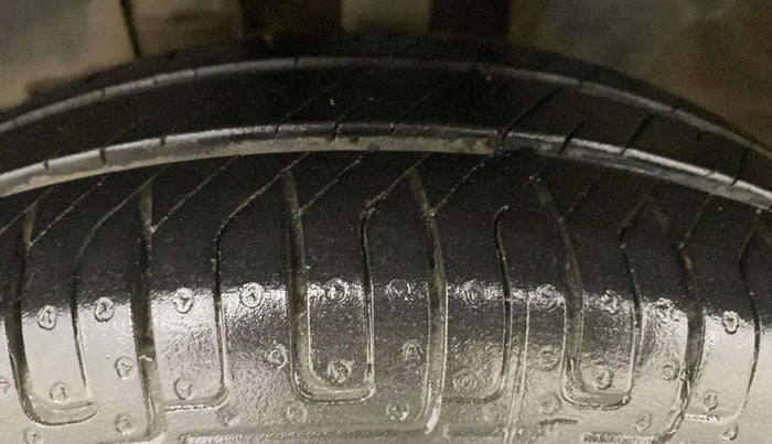 2016 Renault Kwid RXT 1.0, Petrol, Manual, 24,222 km, Left Front Tyre Tread