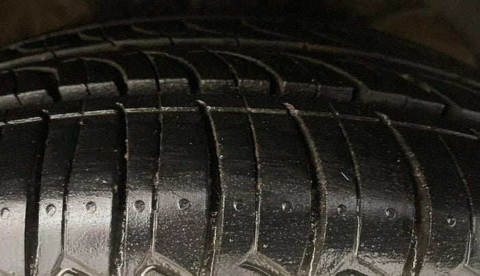 2017 Maruti Dzire VDI, Diesel, Manual, 64,331 km, Right Front Tyre Tread
