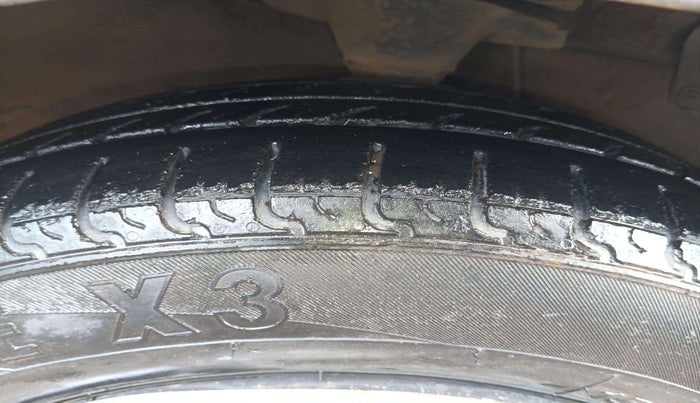 2017 Hyundai Eon MAGNA + AIRBAG, Petrol, Manual, 86,327 km, Right Front Tyre Tread
