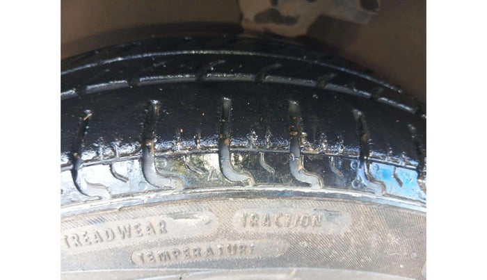 2017 Hyundai Eon MAGNA + AIRBAG, Petrol, Manual, 86,327 km, Left Front Tyre Tread